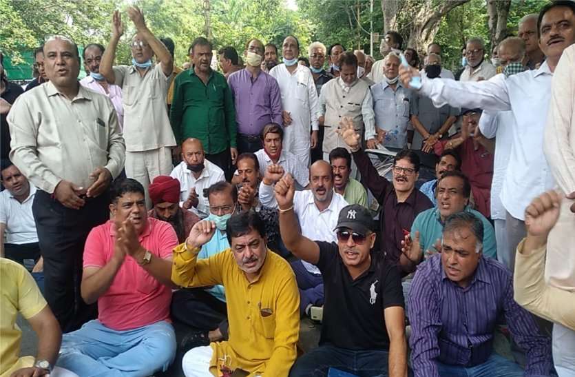 24sep1.jpg मंत्री के भाई ने बैंककर्मी को दौड़ा-दौड़ाकर पीटा, सीएम हाउस तक पहुंच गए सिंधी समाज के लोग