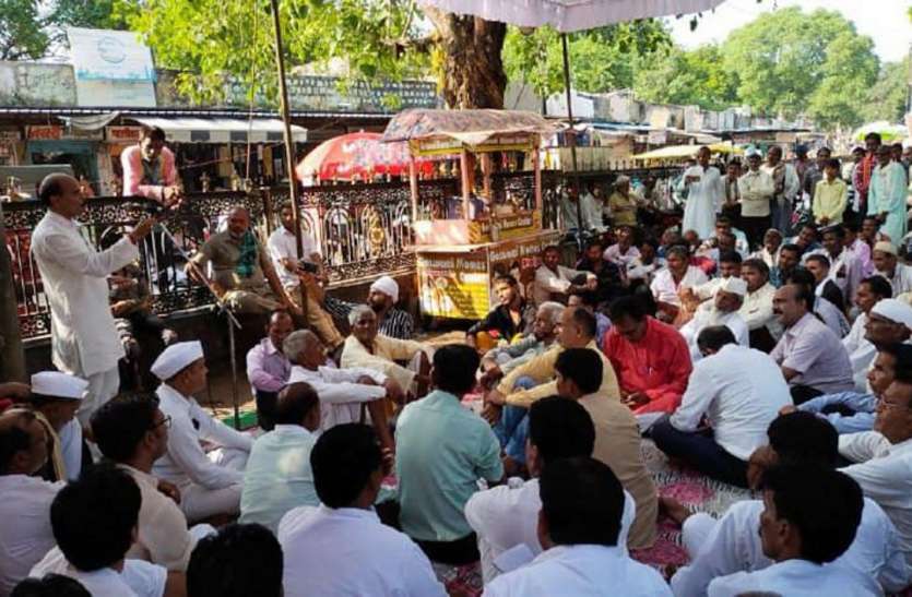 सीएम ने श्योपुर बाढ़ पीडि़तों के लिए मुंह खोला, खजाना नहीं: चौहान सीएम ने श्योपुर बाढ़ पीडि़तों के लिए मुंह खोला, खजाना नहीं: चौहान