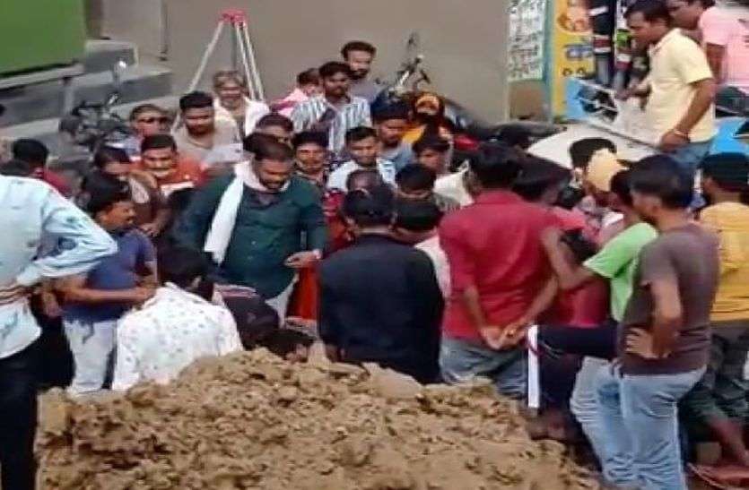कोटा में हादसा : दस फीट गहरे गड्ढे की मिट्टी धंसी, मजदूर की मौत कोटा में हादसा : दस फीट गहरे गड्ढे की मिट्टी धंसी, मजदूर की मौत