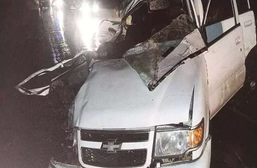 सड़क दुर्घटना में क्षतिग्रस्त टवेरा रीवा में भीषण सड़क दुर्घटना में चार की मौत, तीन गंभीर