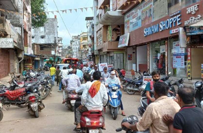 बाजार और मुख्य सड़कों पर बेजा अतिक्रमण, निकलना मुश्किल हो रहा, सुस्त पड़ी प्रशासन की मुहिम बाजार और मुख्य सड़कों पर बेजा अतिक्रमण, निकलना मुश्किल हो रहा, सुस्त पड़ी प्रशासन की मुहिम