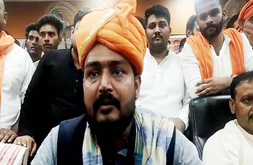 भाजयुमों जिलाध्यक्ष निखिल राय व अन्य। UP Assembly Election 2022: बीजेपी को लगेगा झटका, जिलाध्यक्ष ऋषिकांत की टीम दे सकती है सामुहिक त्यागपत्र