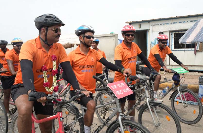 Gujarat: कश्मीर से निकली बीएसएफ जवानों की साइकिल यात्रा अहमदाबाद पहुंची Gujarat: कश्मीर से निकली बीएसएफ जवानों की साइकिल यात्रा अहमदाबाद पहुंची