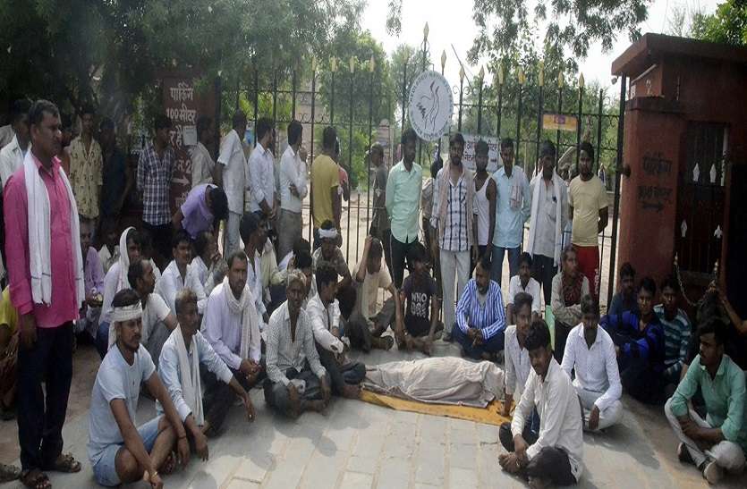 रिक्शा चालक की मौत, घना गेट बंद कर परिजनों ने किया प्रदर्शन रिक्शा चालक की मौत, घना गेट बंद कर परिजनों ने किया प्रदर्शन