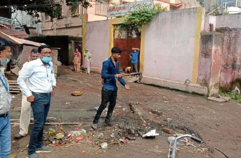 Officers ran to inspect the schools, cleaned the garbage in front of the gate स्कूलों का निरीक्षण करने दौड़े अफसर, गेट के सामने से सफाइ कर हटाया कचरा