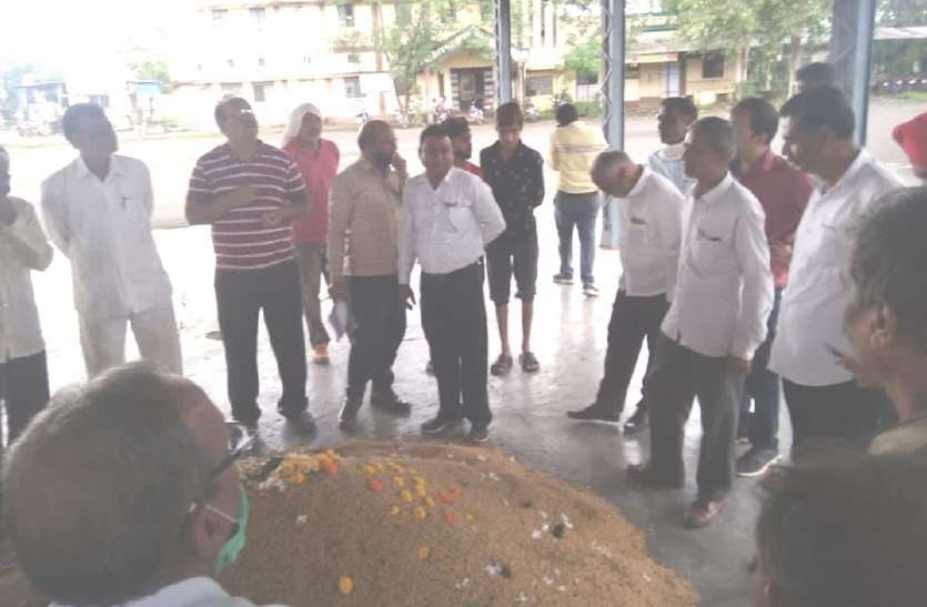 Beginning of purchase of new soybean in Burhanpur Mandi, arrivals also increased in Mandi बुरहानपुर मंडी में नइ सोयाबीन खरीदी का श्रीगणेश, मंडी में आवक भी बढ़ी