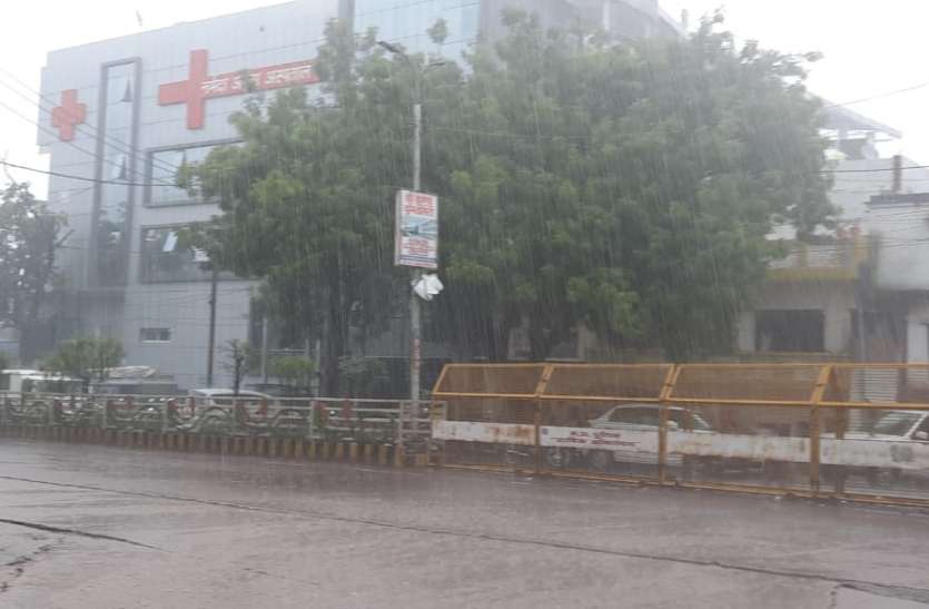 बड़ामलहरा के रजपुरा में बिजली गिरने से हुई घटना चक्रवात का असर, दिन में दो घंटे झमाझम बारिश, बिजली गिरने से पांच घायल