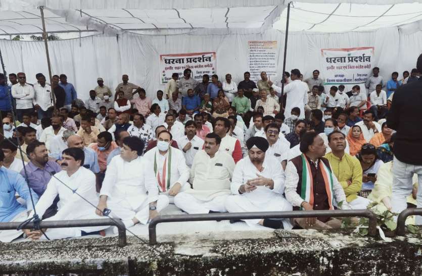 रीगल तिराहे पर दिया धरना बरसात के बीच भी मंहगाई का विरोध करते रहे कांग्रेसी