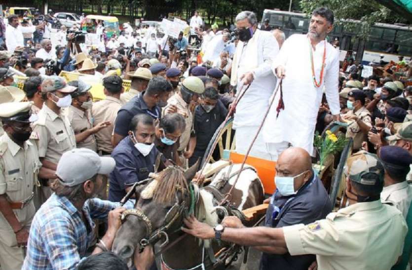 महंगाई का विरोध करते तांगे पर विधानसभा पहुंचे कांग्रेस नेता महंगाई का विरोध करते तांगे पर विधानसभा पहुंचे कांग्रेस नेता