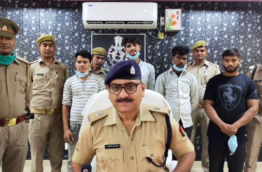 arrest चोरी की बाइक से मोबाइल छिनैती करने वालों से बरामद हुए 36 मोबाइल, चार गिरफ्तार