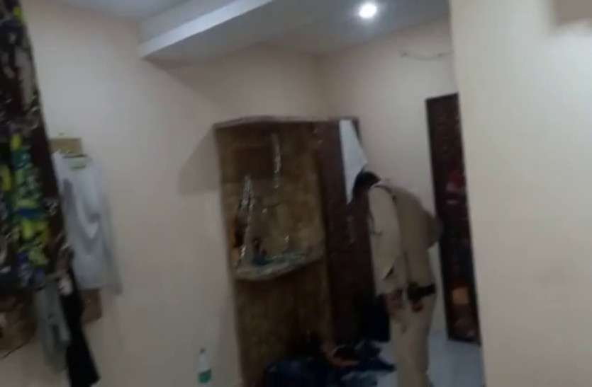 doctor_suicide_news.jpg Raipur Crime: होटल के कमरे में डॉक्टर ने फांसी लगाकर की खुदकुशी, सुसाइड से पहले शराब पीकर की ये हरकत
