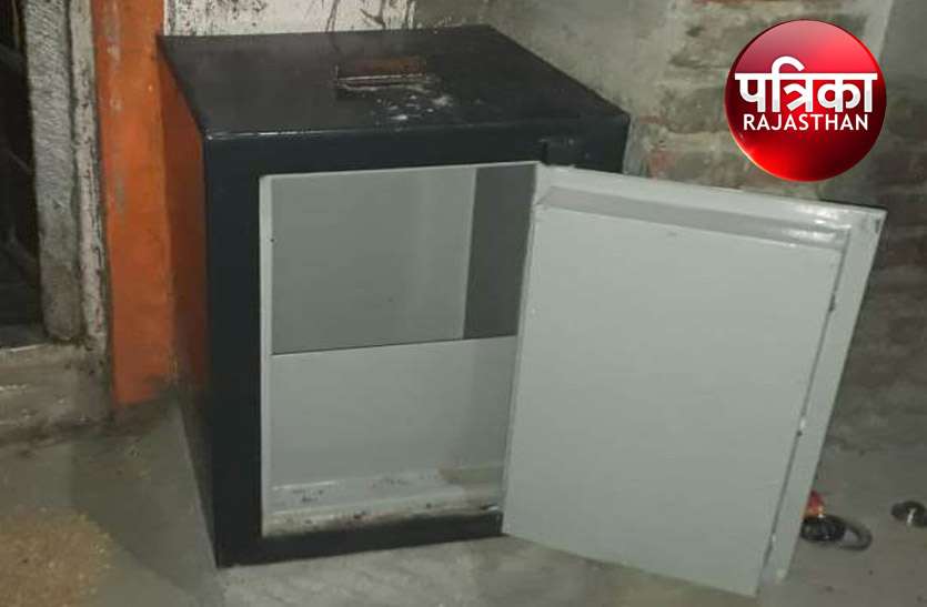 दानपात्र तोड़ लाखों की नकदी पार दानपात्र तोड़ लाखों की नकदी पार