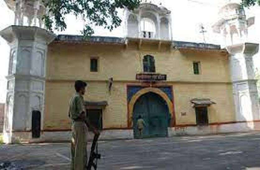 कोटा के सेंट्रल जेल में गंदगी का आलम, बैरक व डिस्पेन्सरी की छत का टूटा प्लास्टर कोटा के सेंट्रल जेल में गंदगी का आलम, बैरक व डिस्पेन्सरी की छत का टूटा प्लास्टर