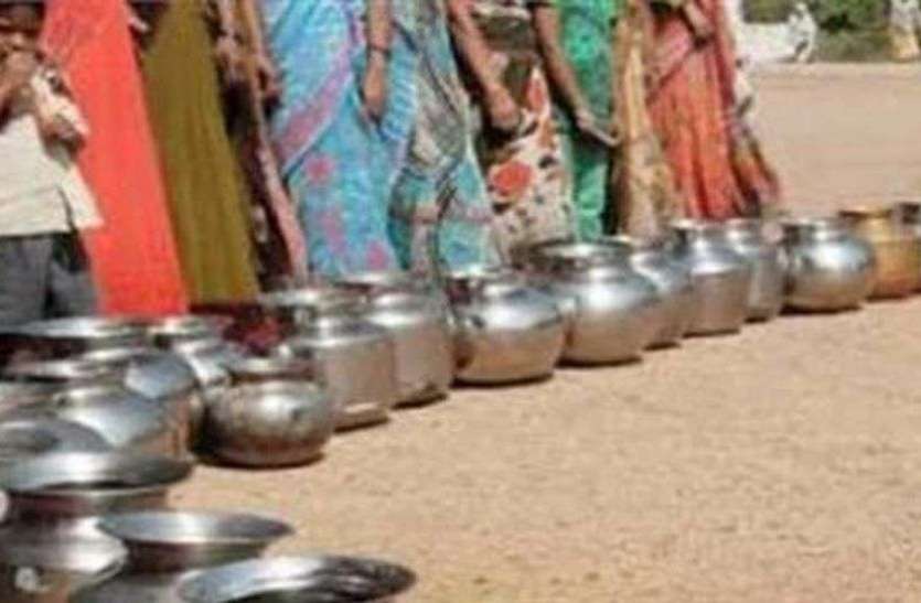 drinking water crisis कटनी के इस गांव में चार साल बाद भी घर-घर नहीं पहुंचा टैप वॉटर