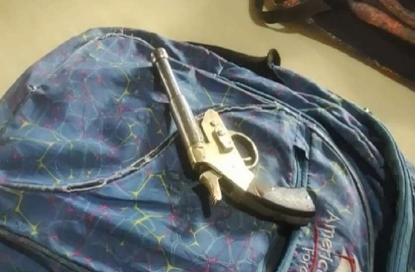 gun-in-school-bag.jpg तमंचा लेकर स्कूल पहुंचा 12वींं का छात्र, बैग खोलते ही उड़े प्रिंसिपल के होश