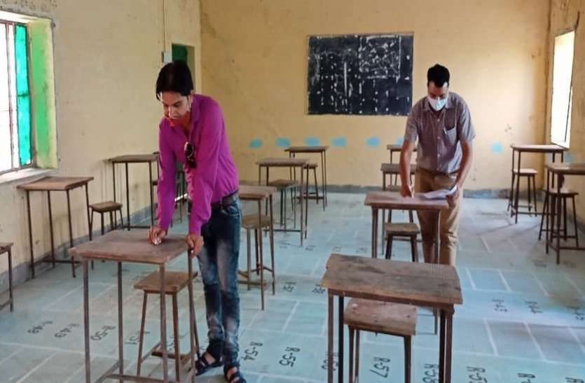 देर रात तक पहुंचते रहे परीक्षार्थी देर रात तक पहुंचते रहे परीक्षार्थी
