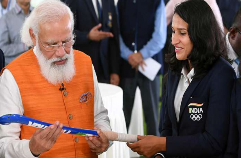 hockey_stick.png महिला टीम की ऐतिहासिक हॉकी स्टिक के दीवाने हुए लोग, ई-नीलामी में 11 करोड़ पहुंची बोली