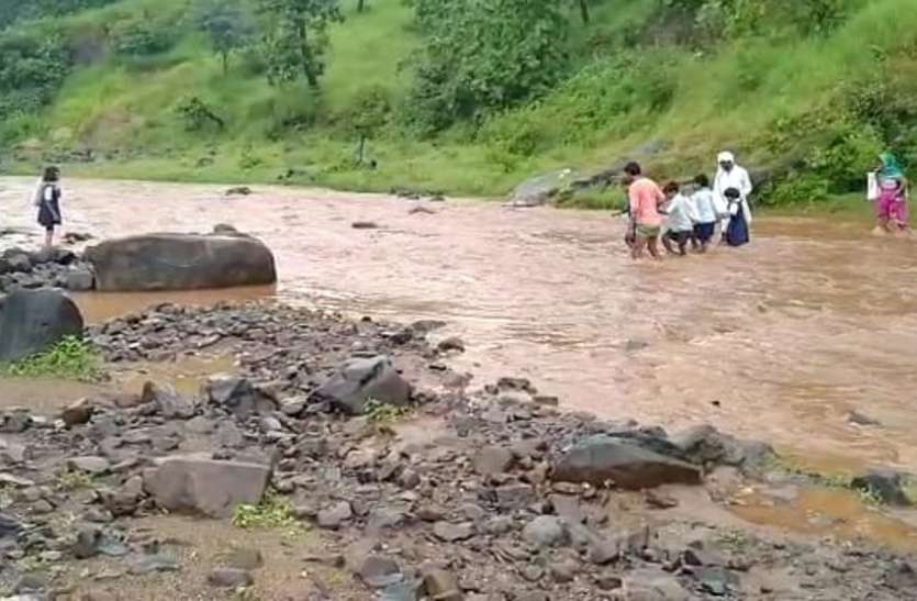have to cross the river नदी पार कर जाना पड़ता है गांव