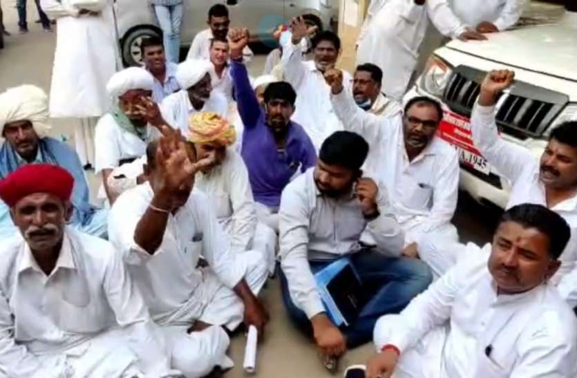 तीन बारी पानी देने का किसानों ने किया विरोध, आंदोलन की चेतावनी तीन बारी पानी देने का किसानों ने किया विरोध, आंदोलन की चेतावनी