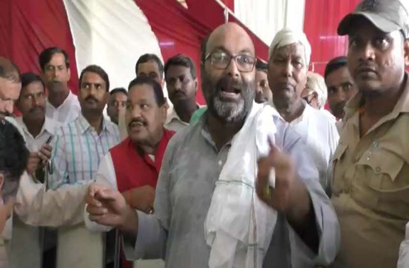 कार्यकर्ताओं से बात करते अजय कुमार लल्लू अजय लल्लू ने ललितेश पति त्रिपाठी पर कसा तंज,बोला जिसका स्वार्थ नहीं पूरा होगा वह पार्टी में नहीं रहेगा