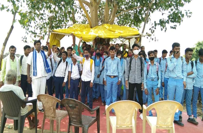 liquor_protest.jpg Dhamtari Liquor Protest: शराब दुकान को बंद करने छात्रों ने किया अनोखा प्रदर्शन, देखिए वीडियो
