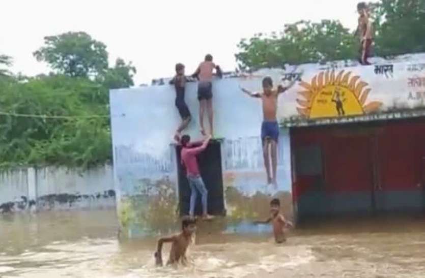 mathura_student.jpg प्राइमरी स्कूल बना तालाब, पढ़ाई छोड़ नहाते दिखे छात्र