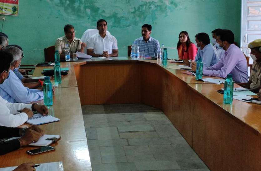 लाडनूं. बैठक लेते जिला कलेक्टर डॉ. जितेन्द्र सोनी नकल का मामला सामने आने पर बर्खास्त होंगे कर्मचारी : कलक्टर सोनी