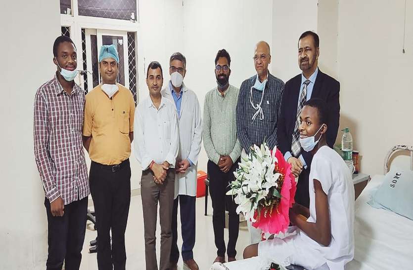 ashok gehlot नाइजीरिया के युवक का सफल हार्ट वॉल्व ऑपरेशन, सीएम ने एसएमएस अस्पताल परिवार को दी बधाई