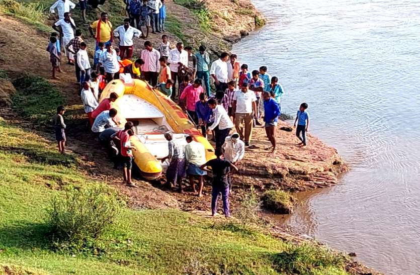दो माह के बच्चे को मां गोद में लेकर रपटा पार कर रही थी, संतुलन बिगडऩे पर दोनों गिर गए, बच्चा बह गया दो माह के बच्चे को मां गोद में लेकर रपटा पार कर रही थी, संतुलन बिगडऩे पर दोनों गिर गए, बच्चा बह गया