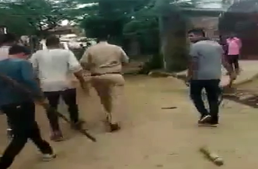 आरोपी को पकडऩे गए पुलिस दल पर हमला, पुलिसकर्मी समेत कई चोटिल आरोपी को पकडऩे गए पुलिस दल पर हमला, पुलिसकर्मी समेत कई चोटिल