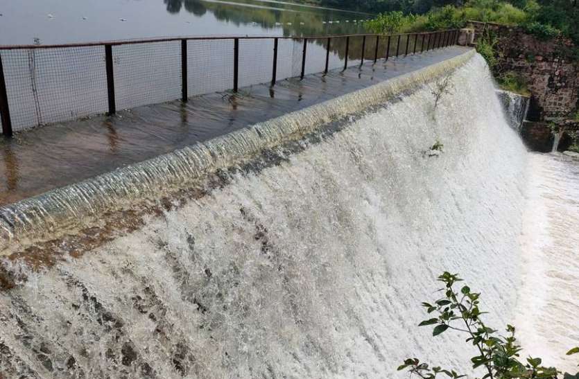 कहीं मेघगर्जना के साथ बारिश तो कहीं अंधड़ कहीं मेघगर्जना के साथ बारिश तो कहीं अंधड़