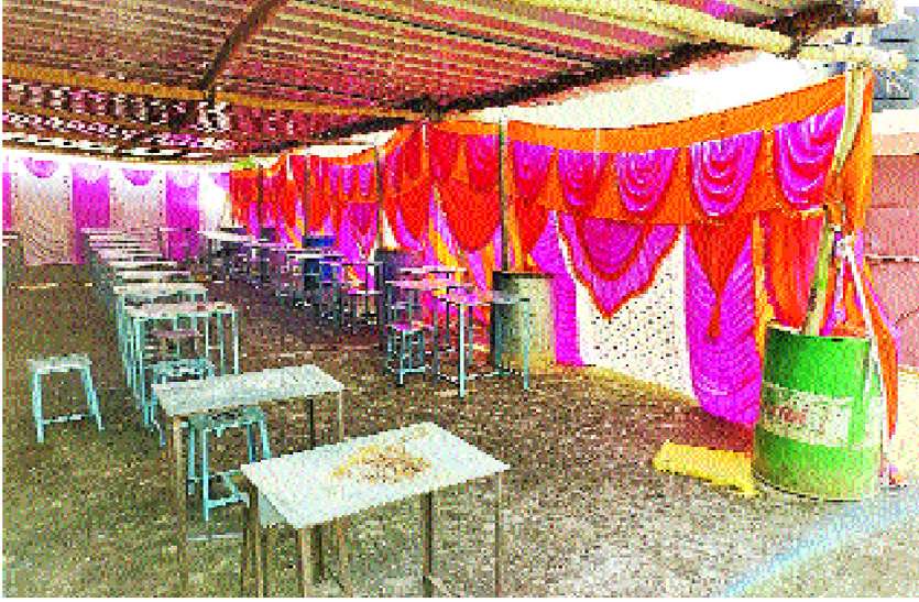 ढाई सौ की क्षमता, बैठेंगे पांच सौ परीक्षार्थी, पड़ोस की छत पर लगाया टीनशेड ढाई सौ की क्षमता, बैठेंगे पांच सौ परीक्षार्थी, पड़ोस की छत पर लगाया टीनशेड