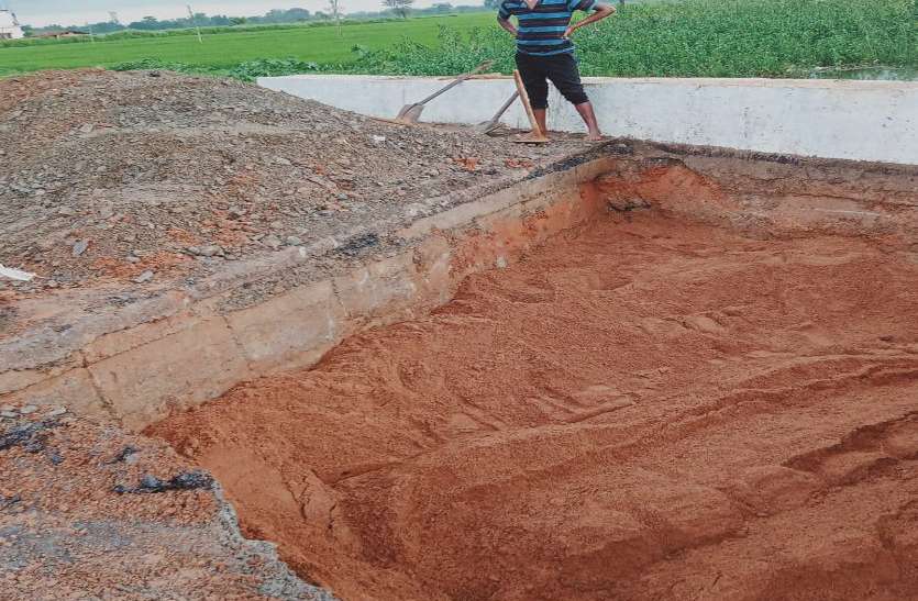 PMGSY road पहली बारिश में ही धंस गई साढ़े 4 करोड़ की सड़क, अब भ्रष्टाचार पर चल रही लीपापोती