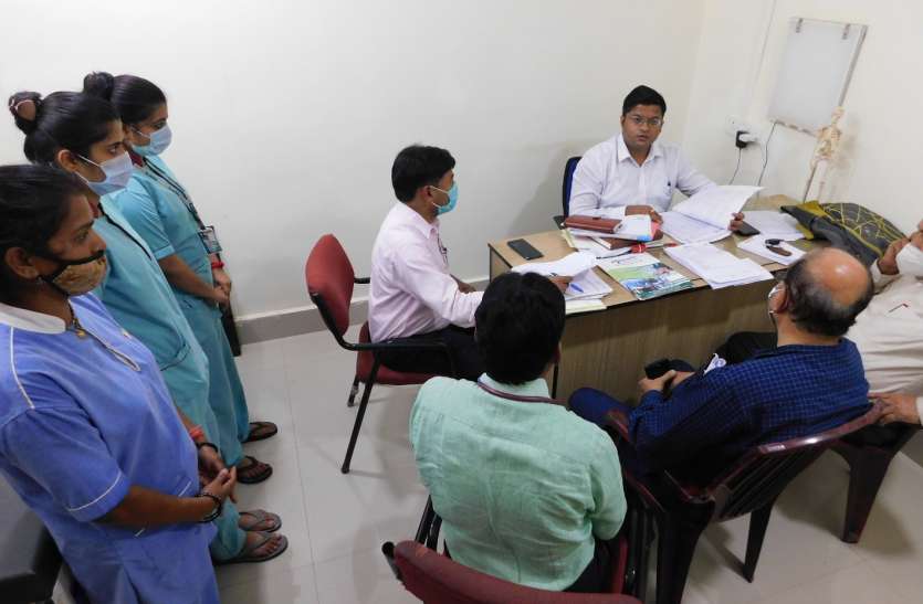 register was manipulated as soon as the team reached पहले बना देते थे बिल, बाद में डॉक्टर्स से लिखवाते थे जांच, टीम पहुंचते ही रजिस्टर में किया हेरफेर