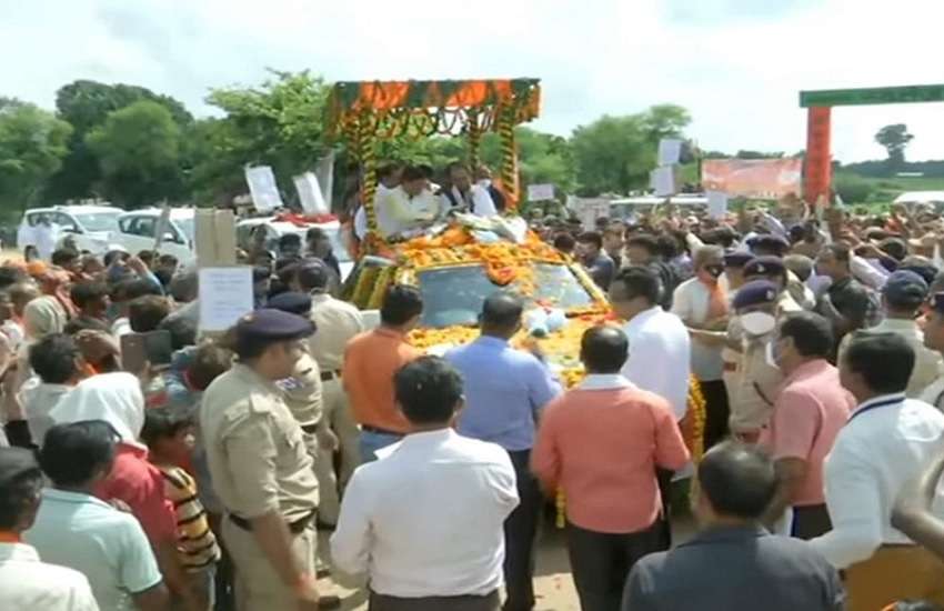 रथ पर सवार सीएम शिवराज का जगह-जगह स्वागत
