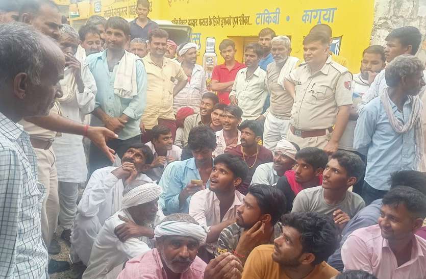 खाद के लिए उमड़े किसान, बुलाई पुलिस खाद के लिए उमड़े किसान, बुलाई पुलिस