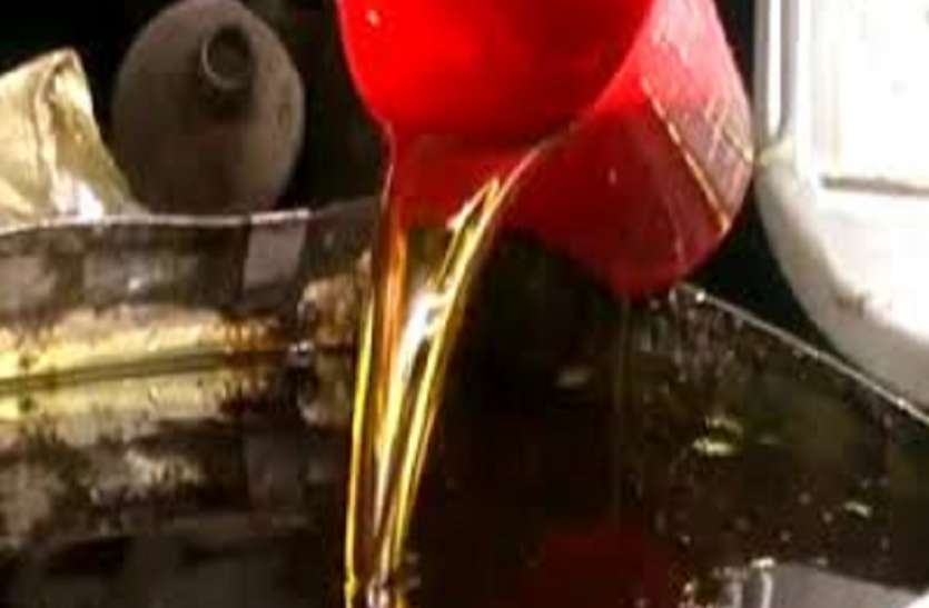 प्रतिबंध के बावजूद बाजार में बिक रहा खुला तेल प्रतिबंध के बावजूद बाजार में बिक रहा खुला तेल