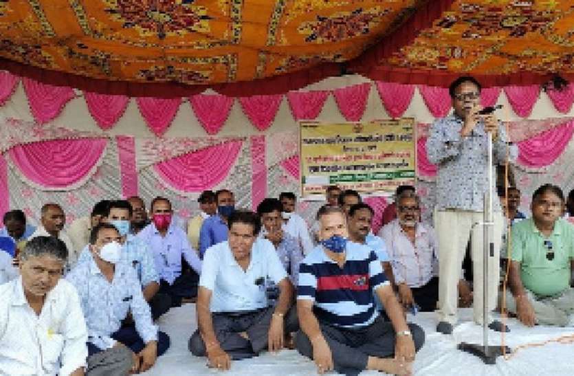 ग्यारह सूत्रीय मांगों को लेकर दिया धरना ग्यारह सूत्रीय मांगों को लेकर दिया धरना