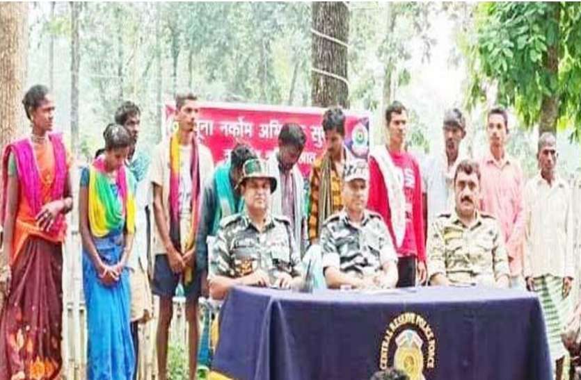 01.jpg बाहरी नक्सलियों के भेदभाव से परेशान 11 नक्सलियों का आत्मसमर्पण