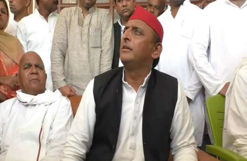 मीडिया से बात करते अखिलेश यादव पूर्व सीएम अखिलेश यादव ने पूर्वांचल एक्सप्रेस-वे की गुणवत्ता पर उठाया सवाल, निशाने पर दिखे योगी