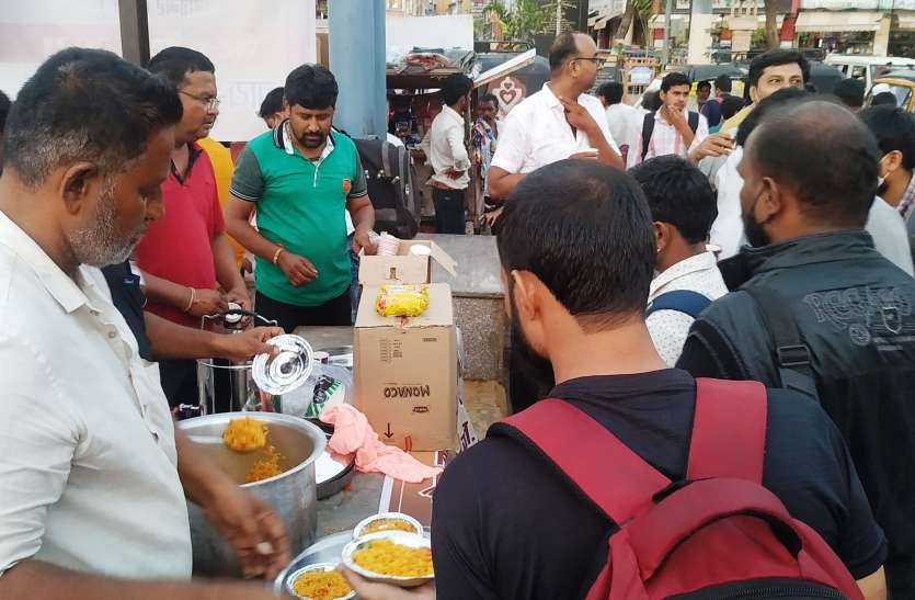 पधारो म्हारे थार: रीट अभ्यर्थियों की सेवा में जुटा बाढ़ाणा पधारो म्हारे थार: रीट अभ्यर्थियों की सेवा में जुटा बाढ़ाणा