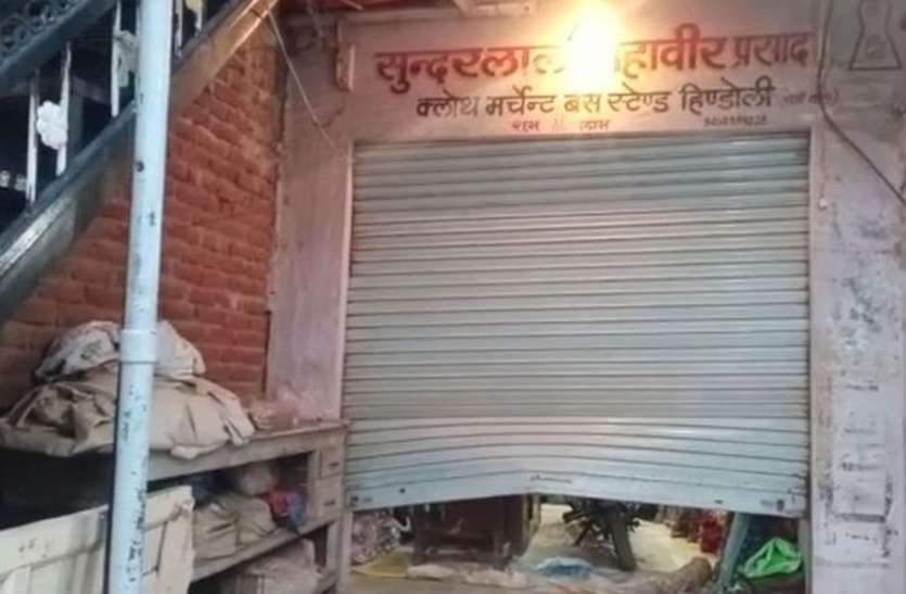 दुकानों के शटर तोड़ कर गल्ले में रखे सवा लाख रुपए पर कर गए हाथ साफ दुकानों के शटर तोड़ कर गल्ले में रखे सवा लाख रुपए पर कर गए हाथ साफ