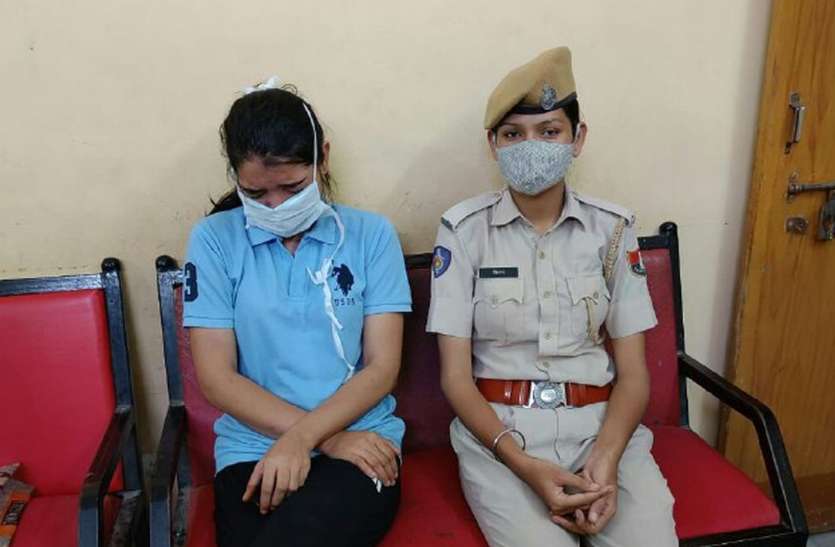 पुलिस ने फर्जी अभ्यर्थी बनी दो युवतियां व एक अभ्यर्थी को किया गिरफ्तार पुलिस ने फर्जी अभ्यर्थी बनी दो युवतियां व एक अभ्यर्थी को किया गिरफ्तार