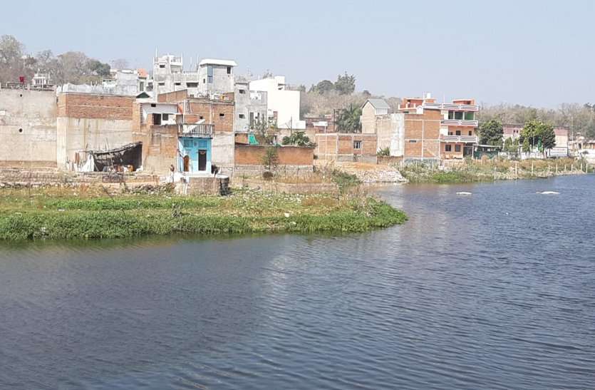 तालाबों के ग्रीन बेल्ट में भी बस गए मकान किशोर सागर समेत आठ बड़े तालाबों पर अतिक्रमण, प्रशासन ने नहीं की कार्रवाई