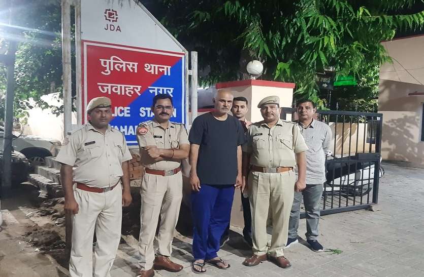 बिल्डर की सूचना गैंगस्टर लॉरेस तक पहुंचाने वाला बदमाश गिरफ्तार बिल्डर की सूचना गैंगस्टर लॉरेस तक पहुंचाने वाला बदमाश गिरफ्तार