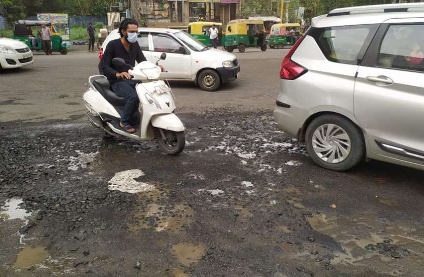 Surat/ बारिश में शहर की 529 सड़कें बन गई खस्ताहाल Surat/ बारिश में शहर की 529 सड़कें बन गई खस्ताहाल
