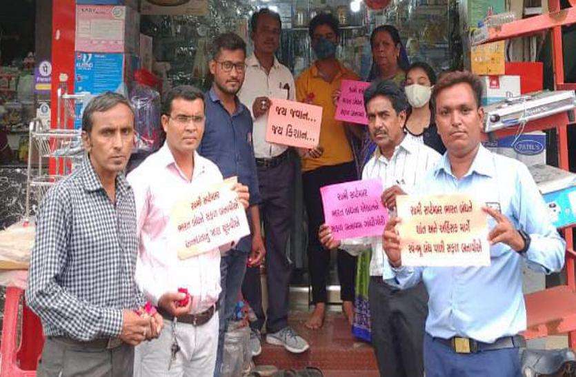 Gujarat: 'गांधीगिरी' के जरिए मांगा भारत बंद का समर्थन Gujarat: 'गांधीगिरी' के जरिए मांगा भारत बंद का समर्थन