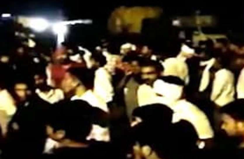 Stones pelted on police ASP injured In Gwalior पुलिस पर पथराव, ASP घायल, आंसू गैस के गोले छोड़े