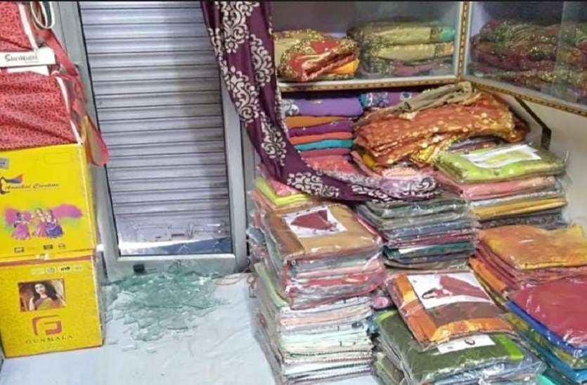 चोरों ने एक रात में चार दुकानों में की चोरी, डेढ़ लाख रुपए के वस्त्र व 6 एलईडी पार चोरों ने एक रात में चार दुकानों में की चोरी, डेढ़ लाख रुपए के वस्त्र व 6 एलईडी पार