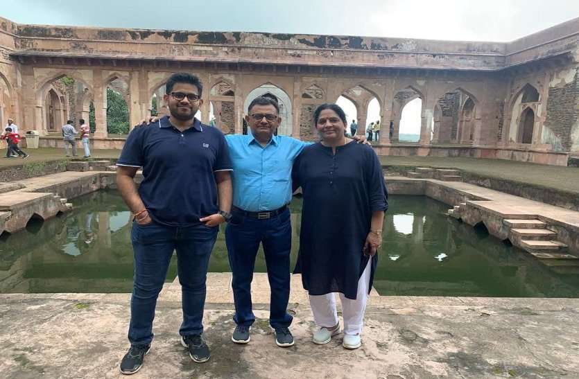 तीन दिन में घूमा महेश्वर और मांडू, आज भी नर्मदा में अर्पित होते हैं 15 हजार शिवलिंग तीन दिन में घूमा महेश्वर और मांडू, आज भी नर्मदा में अर्पित होते हैं 15 हजार शिवलिंग